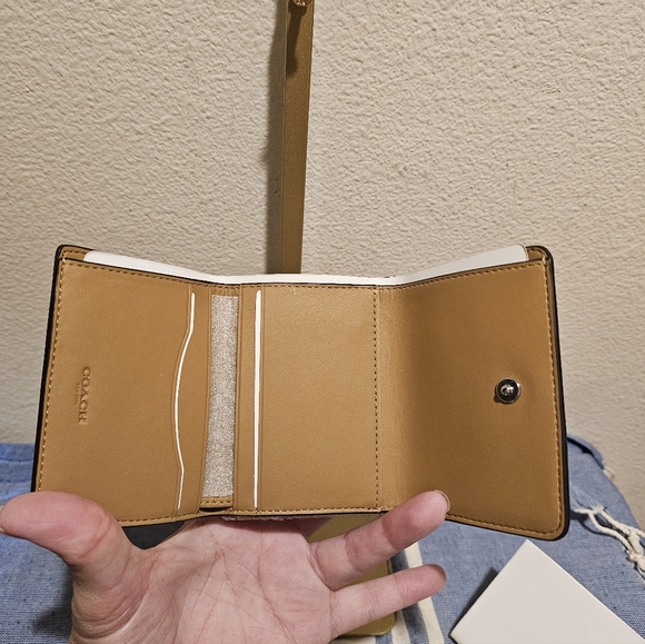 Coach Cream Leather Women's Trifold Wallet With Detachable Cc Holder - Picture 6 of 7